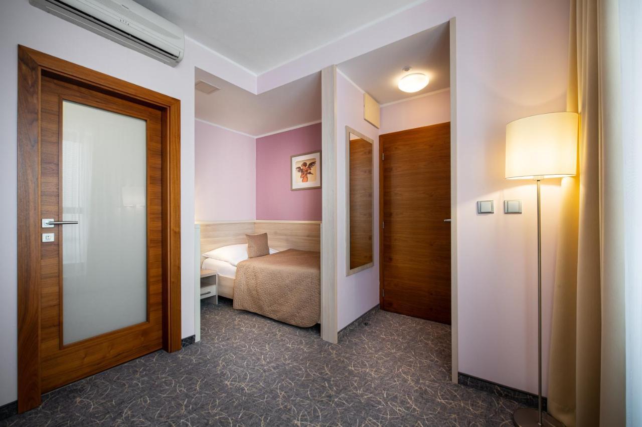 Hotel Mlynska อูแฮร์สแก ฮราดิชเก ภายนอก รูปภาพ